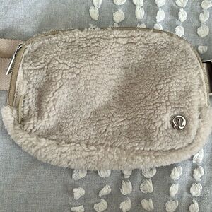 Lululemon everywhere belt bag fleece